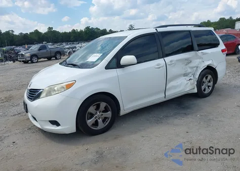 2014 Toyota Sienna Le V6 8 Passenger z USA, uszkodzony, nr VIN 5TDKK3DC5ES475091
